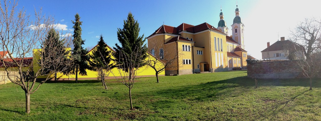 Farský kostol sv.Štefana v Šuranoch - 14.4.2013, 17:31 h, pohľad západný